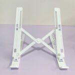 Diseñado para ofrecerte comodidad y versatilidad, este holder de escritorio te permite ajustar fácilmente el ángulo de visión de tu tablet para una experiencia de visualización óptima.