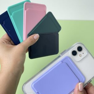 Con su diseño elegante y funcional, este porta tarjetero Adhesivo se adhiere fácilmente a la parte posterior de tu teléfono, ofreciéndote un acceso rápido a tus tarjetas mientras mantienes tu dispositivo protegido